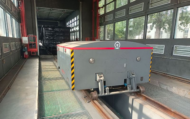 鋼鐵巨龍，縱橫無(wú)界：公鐵兩用軌道牽引車(chē)的非凡使命