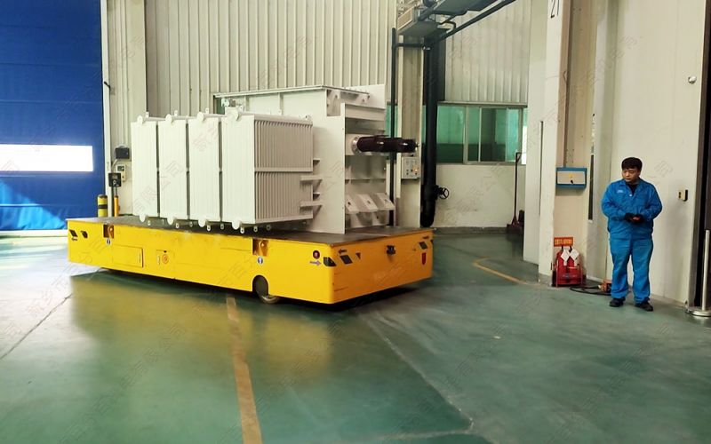 工廠內(nèi)部轉(zhuǎn)運(yùn)革新：駕駛型電動(dòng)平板車 vs. 遙控?zé)o軌平車，如何抉擇？